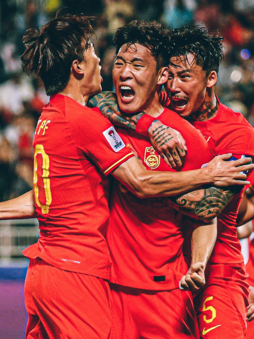 足球比赛中，新一轮对抗展开，谁能最终胜出？的简单介绍