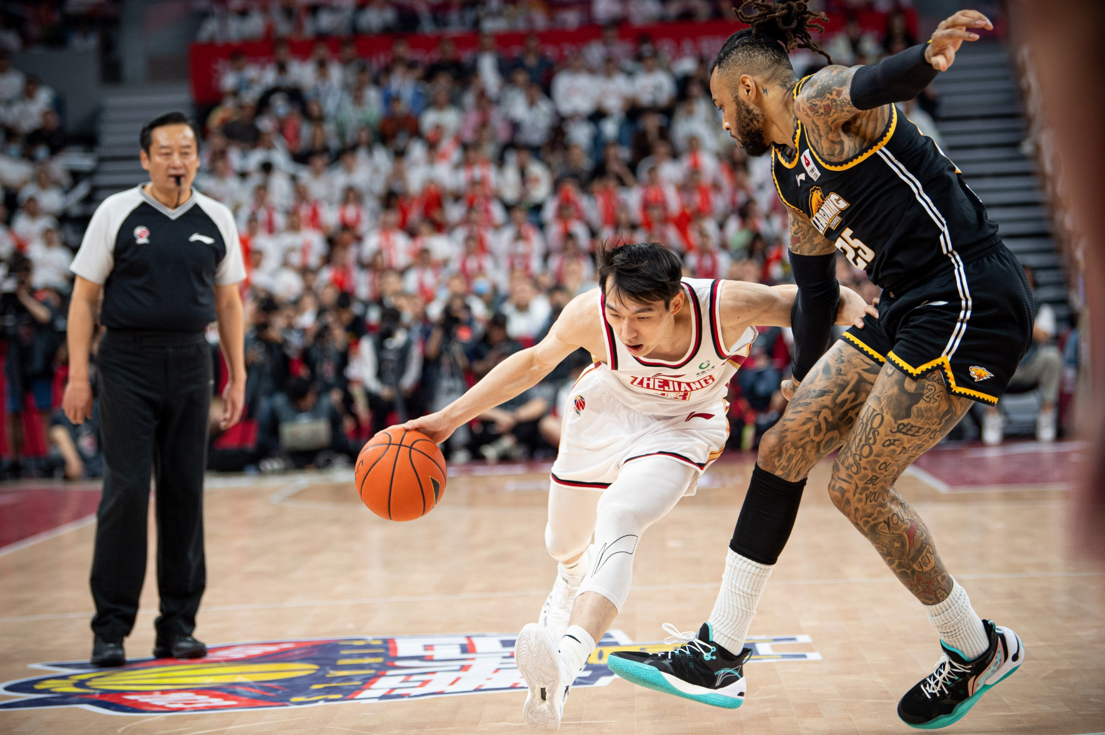 马刺轻取新疆队，浓眉哥统治全场的简单介绍