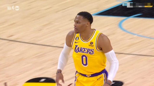 四川队横扫江苏队,布克状态火热 四川队横扫江苏队,布克状态火热